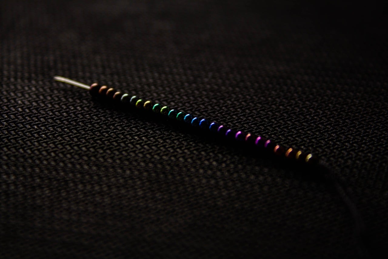 découvrez l'art du beadwork : techniques, astuces et inspirations pour réaliser de magnifiques créations en perles, que vous soyez débutant ou expert. apprenez à personnaliser vos accessoires et objets déco grâce au travail de la perle.