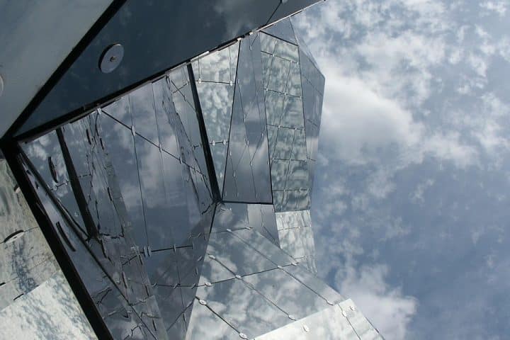 découvrez le futuroscope, parc d’attractions unique en france, mêlant technologie, émotions et aventures pour toute la famille. vivez des expériences immersives, des spectacles éblouissants et des attractions innovantes à poitiers !