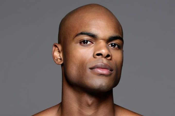 adoptez le look chauve audacieux : conseils, astuces et inspirations pour assumer fièrement votre crâne rasé et révéler une allure pleine de confiance et de style.