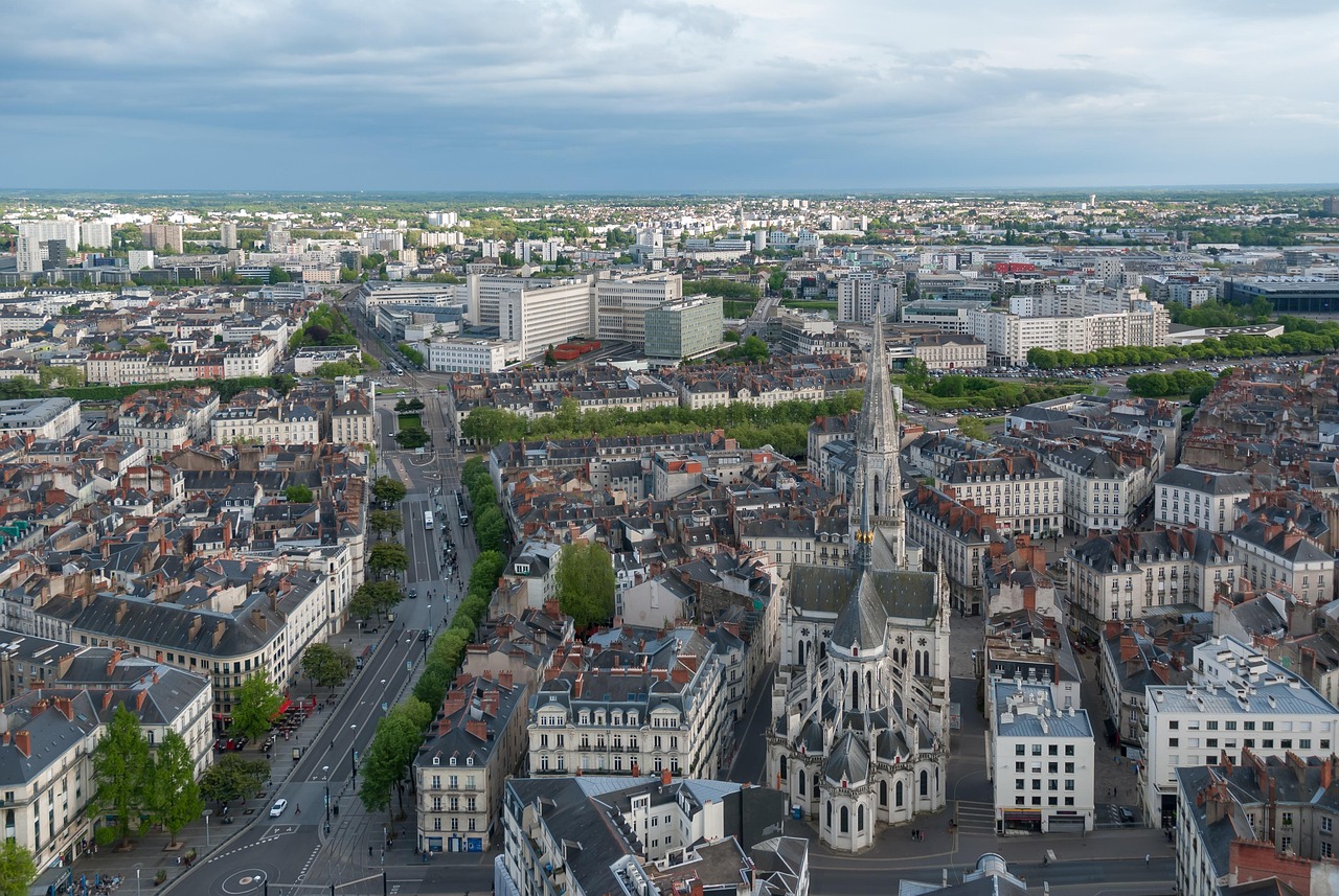 découvrez nantes, une ville dynamique de l'ouest de la france réputée pour son riche patrimoine historique, ses activités culturelles, et sa qualité de vie exceptionnelle au bord de la loire.